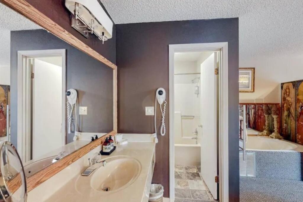 Jacuzzi Suite 206 At Tradewinds Юрека Спрингс Екстериор снимка