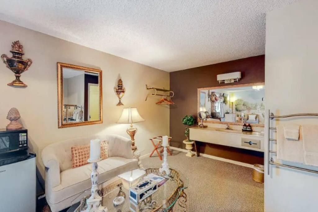 Jacuzzi Suite 206 At Tradewinds Юрека Спрингс Екстериор снимка